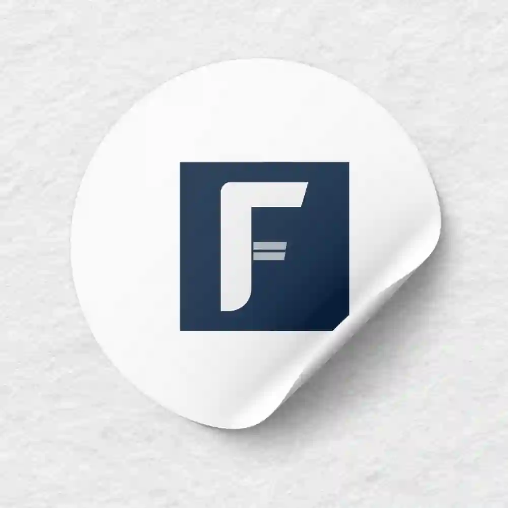 Round white label sticker with the Flekstek logo on a textured light background.